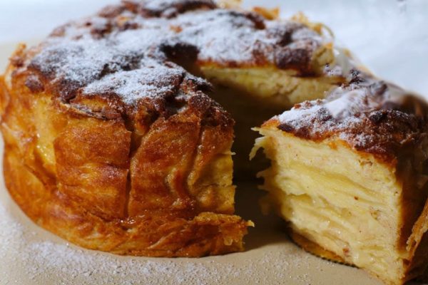 Kotona Sitä Pitää Aina Valmistaa 2 Tarjotinta, Sillä Tämä Omenapiirakka Valmistuu Muutamassa Tunnissa, Mutta Onneksi Siinä On Vain 170 Kcal!