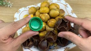 Puolessa Tunnissa Ne Ovat Valmiita Ja Kuorin Ne 3 Sekunnissa, Temppu On Ottaa Pullon Korkki Ja Kypsentää Kastanjat Niin!