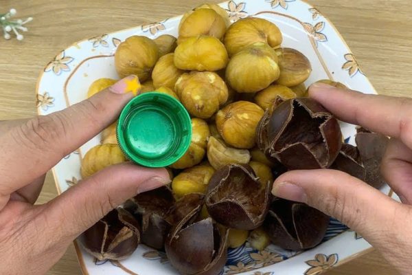 Puolessa Tunnissa Ne Ovat Valmiita Ja Kuorin Ne 3 Sekunnissa, Temppu On Ottaa Pullon Korkki Ja Kypsentää Kastanjat Niin!