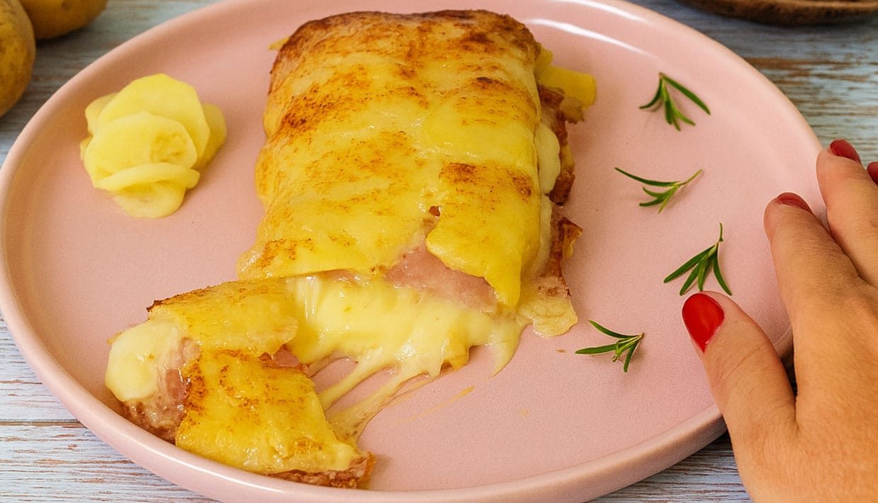 Se Ei Ole Tavallinen Lihamureke: Tämä Kinkulla Ja Juustolla Täytetty Perunakäärö Saa Kaikki Pöydässä Olevat Hulluiksi | Rapea Päältä Ja Sitkeä Sisältä!