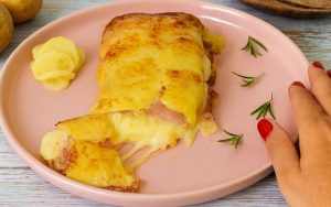 Se Ei Ole Tavallinen Lihamureke: Tämä Kinkulla Ja Juustolla Täytetty Perunakäärö Saa Kaikki Pöydässä Olevat Hulluiksi | Rapea Päältä Ja Sitkeä Sisältä!