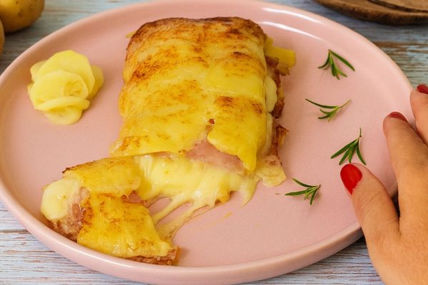 Se Ei Ole Tavallinen Lihamureke: Tämä Kinkulla Ja Juustolla Täytetty Perunakäärö Saa Kaikki Pöydässä Olevat Hulluiksi | Rapea Päältä Ja Sitkeä Sisältä!