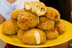 Ne Eivät Edes Näytä Kukkakaalilta! Sisilialaiset Lihapullat, Joista Pitävät Myös Ne, Jotka Sanovat, Etteivät Pidä Vihanneksista (Ja Niitä Ei Edes Paistettu)