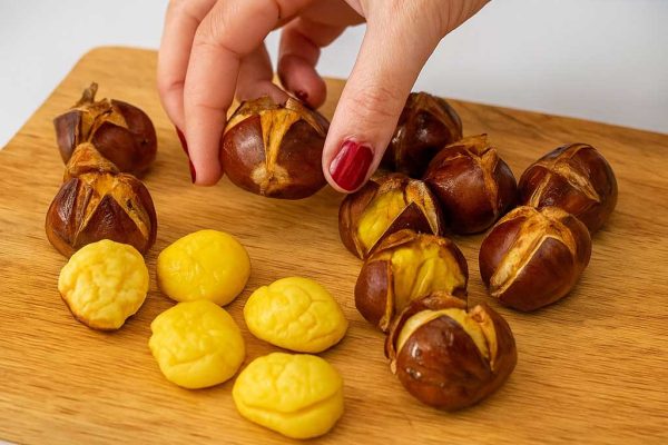 Tutti Sbagliano A Sbucciare Le Castagne: Ecco Il Trucco Della Nonna Che Le Fa Venire Via In Un Attimo Senza Fatica (E Senza Scottarsi)