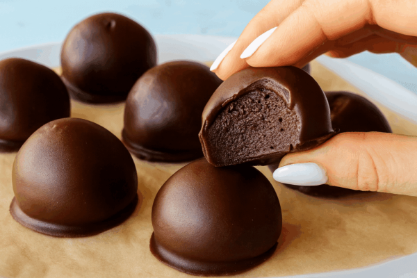 Avevo Voglia Di Dolce Ma Non Di Accendere Il Forno: Questi Candy Al Caffè, Leggeri E Cremosi, Li Tengo Sempre Pronti In Freezer (E Si Fanno In 5 Minuti)