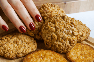 Kahdella Munalla Ja Muutamalla Kuivatulla Hedelmällä Valmistan Keksejä, Jotka Loppuvat Aina Heti (Varo, Ne Aiheuttavat Riippuvuutta!): Yksi Johtaa Toiseen, Mahdotonta Lopettaa!