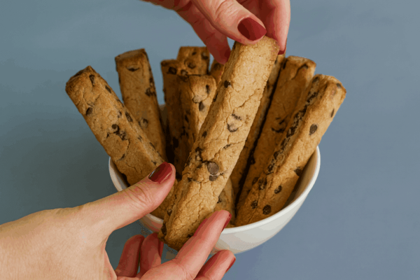 Perfetti Da Inzuppare E Facilissimi Da Fare: I Biscotti Di Avena E Frutta Secca Con Gocce Di Cioccolato Che Non Mancano Mai A Casa Mia