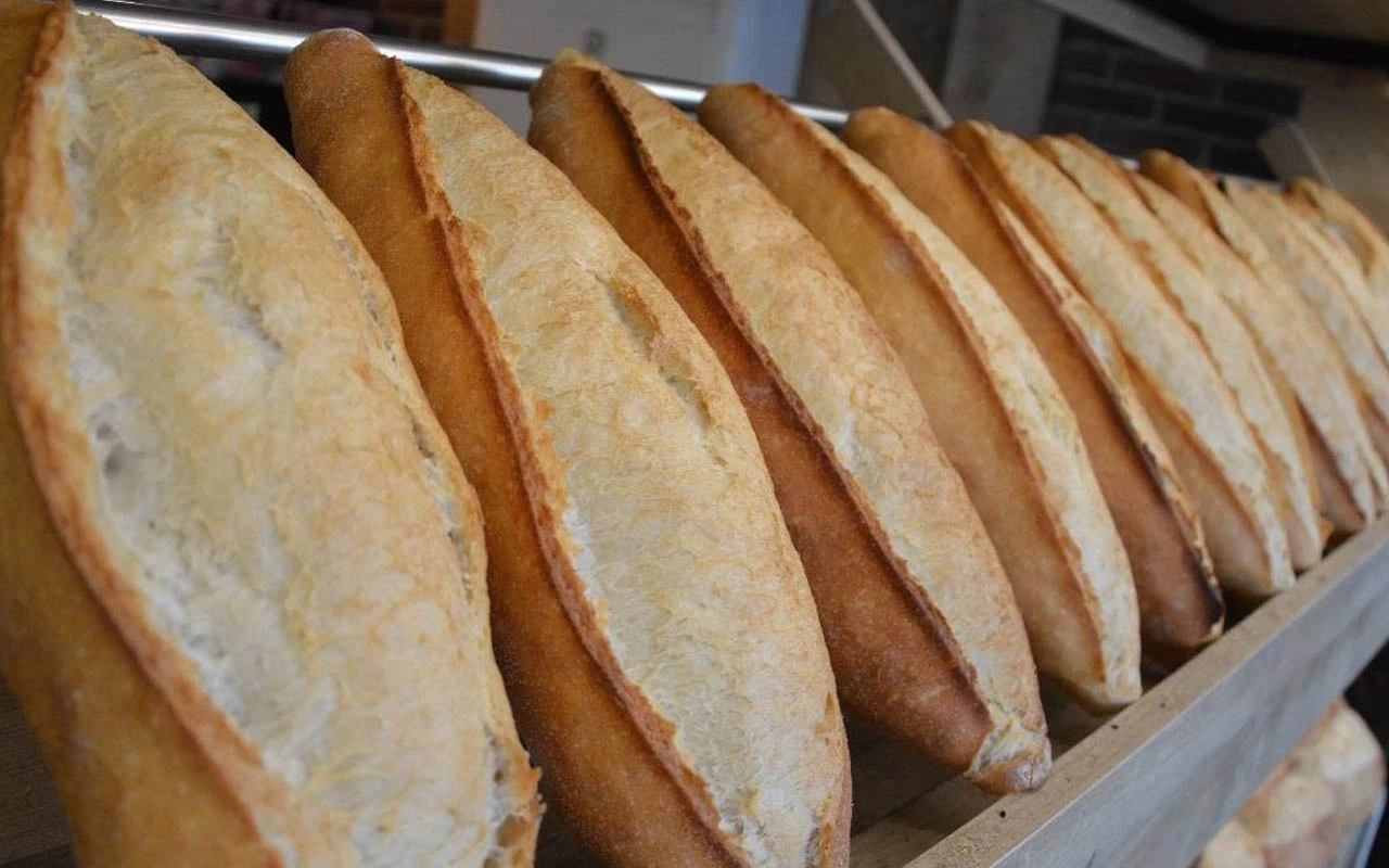 19-Vuotias Nuori Mies Pelastaa Kaupungin Leipomon Ja Palkkaa Vanhempansa: ”En Olisi Koskaan Uskonut, Että Tulisin Työskentelemään Oman Poikani Alaisena.”