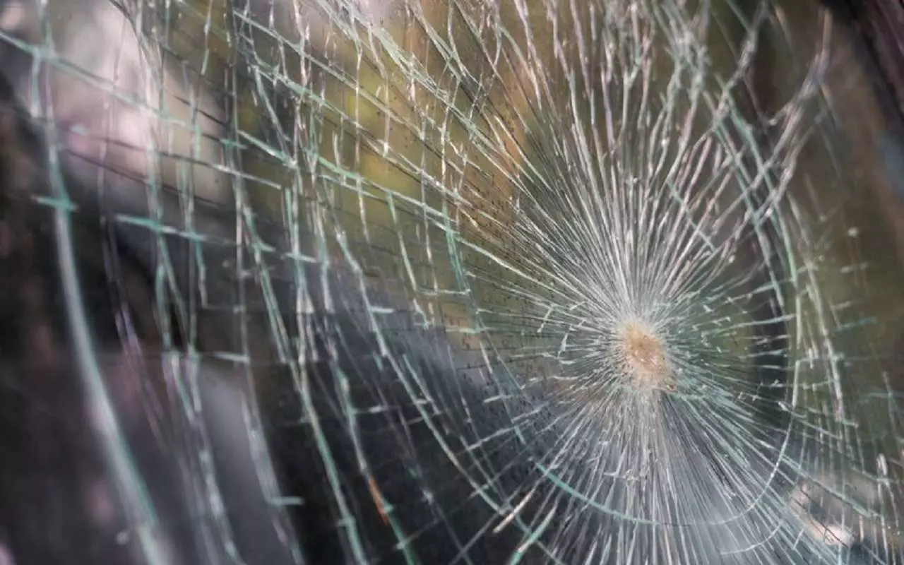 Avaruusesine Törmäsi Liikkuvan Teslan Tuulilasiin, Ja Tiede Yrittää Selvittää, Mikä Se Oli.