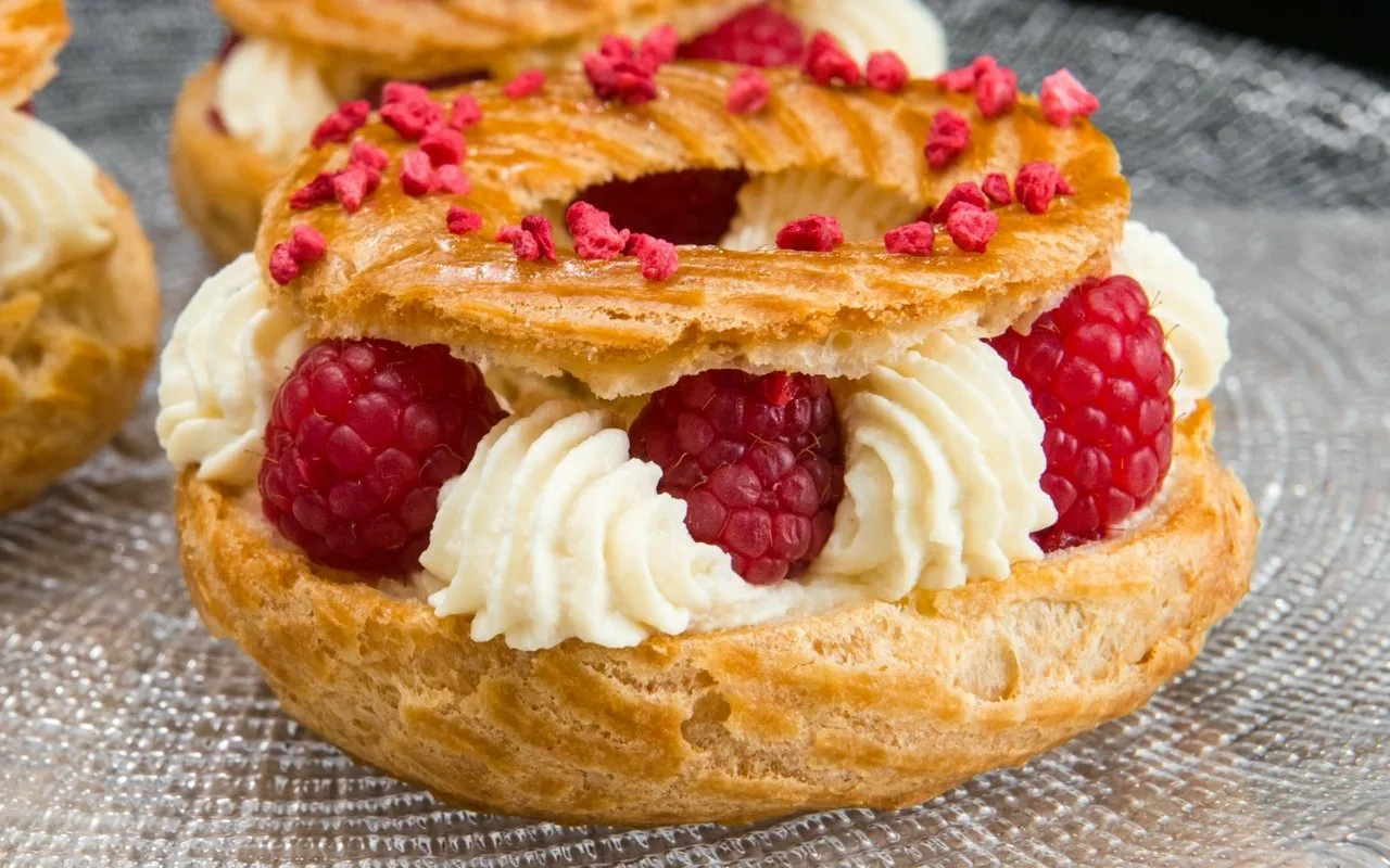 Tämä Suomalainen Makea Kerma On Kevyt Kuin Pilvi. Se Sopii Täydellisesti Profiteroleihin, Keksien Ja Monikerroksisten Kakkujen Täytteeksi.