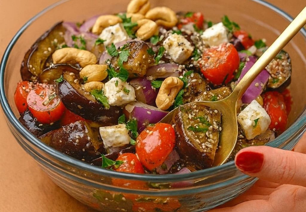 Melanzane E Pomodorini, Ma Con Feta E Anacardi: Questa Insalata Mediterranea L’ho Provata Una Volta Ed È Diventata Subito Il Mio Piatto Dell’estate E Lo Mangio Ancora Tutt’Ora!