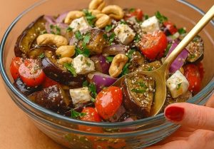 Munakoisoa Ja Kirsikkatomaatteja, Mutta Fetaa Ja Cashewpähkinöitä: Kokeilin Kerran Tätä Välimeren Salaattia Ja Siitä Tuli Heti Kesäruokani Ja Syön Sitä Vielä Tänäänkin!