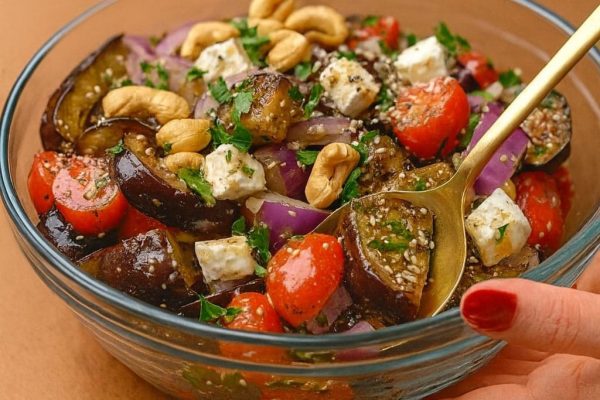 Melanzane E Pomodorini, Ma Con Feta E Anacardi: Questa Insalata Mediterranea L’ho Provata Una Volta Ed È Diventata Subito Il Mio Piatto Dell’estate E Lo Mangio Ancora Tutt’Ora!