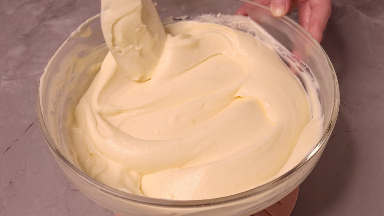 Tämä Suomalainen Makea Kerma On Kevyt Kuin Pilvi. Se Sopii Täydellisesti Profiteroleihin, Keksien Ja Monikerroksisten Kakkujen Täytteeksi.