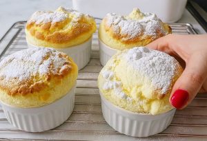 Teen Niitä Kuten Isoäitini Teki: Yksinkertaisia ​​Ricotta-Muffineja, Herkullisia Ja Erittäin Pehmeitä Jopa Seuraavana Päivänä (Pehmein, Mitä Olen Koskaan Tehnyt)!