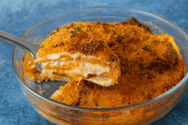 Altro Che Parmigiana: Questa Zucca Al Forno A Strati Con Mozzarella Filante E Crosticina Dorata È Leggera, Sazia E Ogni Porzione Ha Meno Di 300 Calorie