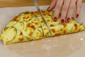 Ei Tarvitse Vaivata Tai Paistaa, Sillä 4 Kesäkurpitsasta Valmistan Sitkeän Ja Erittäin Kevyen Pizzan, Jossa On Vain 195 Kaloria: Se On Ohut Illalliseni!