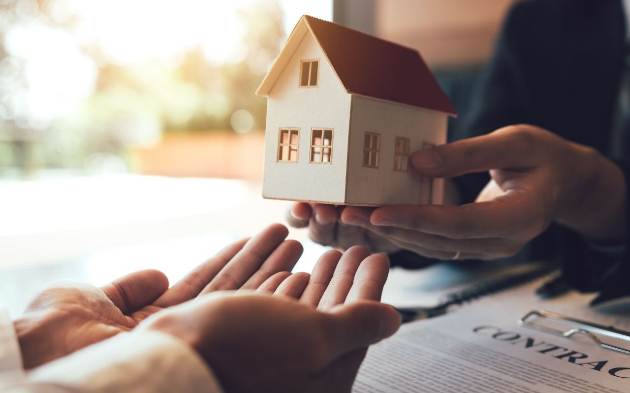 89-Vuotias Hillitty Naapuri Lahjoittaa Kaikki Talonsa Ja 2 Miljoonaa Euroa Kaupungille, Mutta Hänellä On Kaksi Hyvin Erityistä Ehtoa.