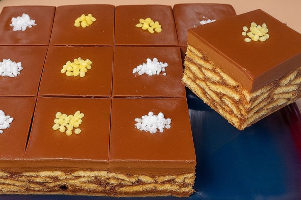 Ho Spezzettato Due Pacchi Di Biscotti E Li Ho Coperti Con Una Crema Al Cioccolato: È Nata La Torta Fredda Più Facile E Golosa Che Ci Sia