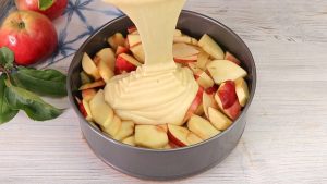 Kaada Seos Omenoiden Päälle Ja Paista Kakkua Uunissa 35 Minuuttia. Siinä On Vain 150 Kcal!